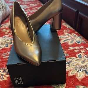 Nine West Gold Heels Elegant and Stylish